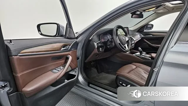 BMW 5 Series (G30) 2023 Серый из Кореи, фото 2