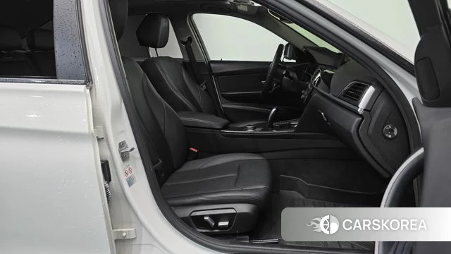 BMW 3 Series (F30) 2018 Белый из Кореи, фото 2