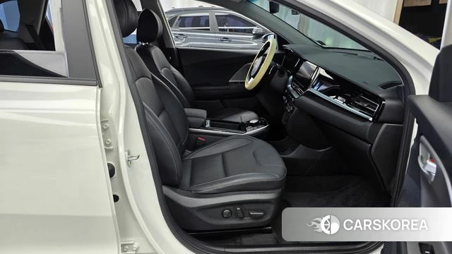 Kia Niro Plus 2022 Белый из Кореи, фото 2
