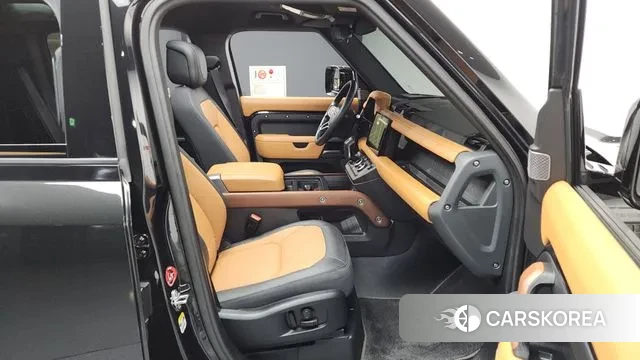 Land Rover Defender (L663) 2024 Черный из Кореи, фото 2