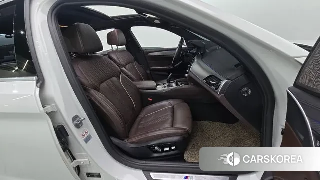 BMW 5 Series (G30) 2019 Белый из Кореи, фото 2