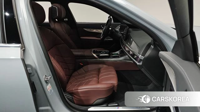 BMW 7 Series (G70) 2023 Серебристо-серый из Кореи, фото 2