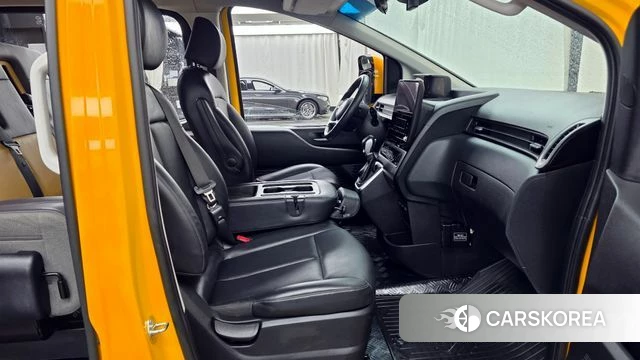 Hyundai Staria 2023 Желтый из Кореи, фото 2