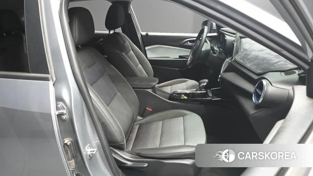 Chevrolet (GM Daewoo) Trax Crossover 2023 Серебристо-серый из Кореи, фото 2