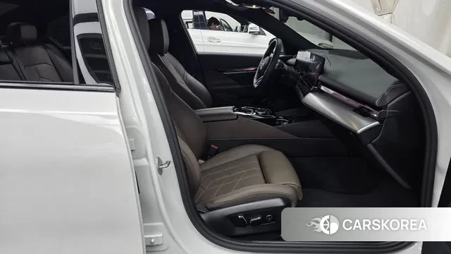 BMW 5 Series (G60) 2025 Белый из Кореи, фото 2