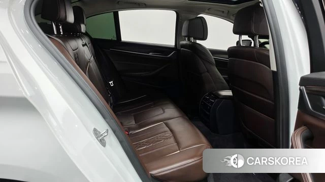 BMW 5 Series (G30) 2018 Белый из Кореи, фото 2
