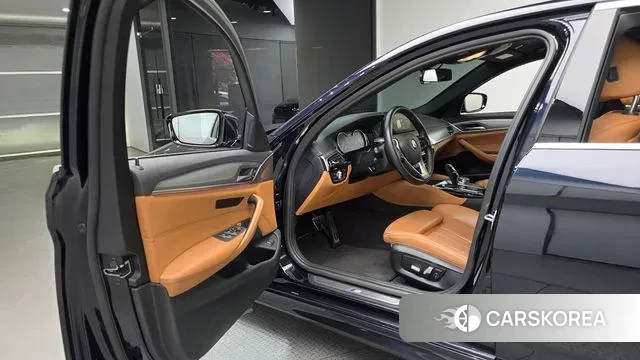 BMW 5 Series (G30) 2018 Черный из Кореи, фото 2