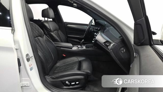 BMW 5 Series (G30) 2018 Белый из Кореи, фото 2