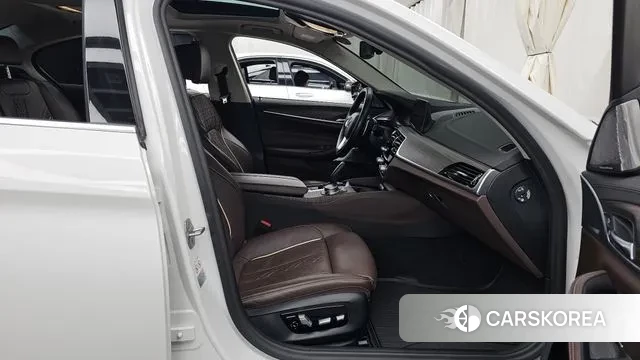 BMW 5 Series (G30) 2020 Белый из Кореи, фото 2