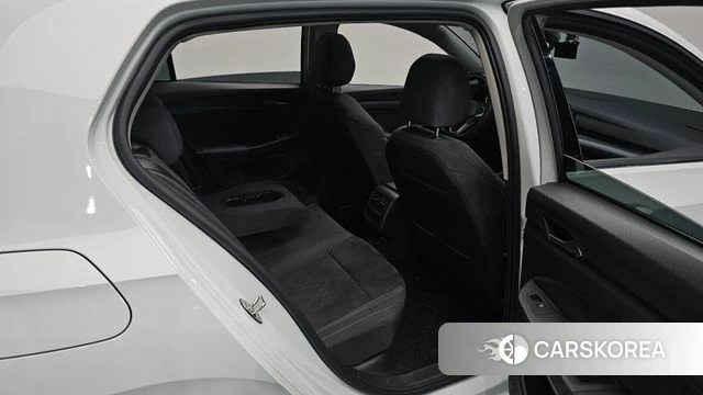 Volkswagen Golf 8th Generation 2023 Белый из Кореи, фото 2