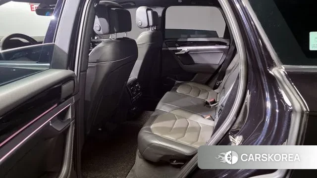 Volkswagen Touareg 3rd generation 2021 Черный из Кореи, фото 2