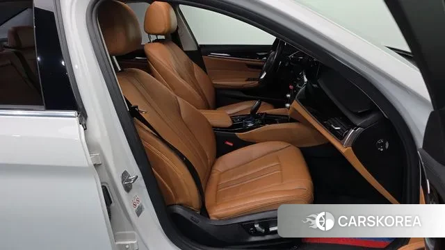 BMW 5 Series (G30) 2018 Белый из Кореи, фото 2