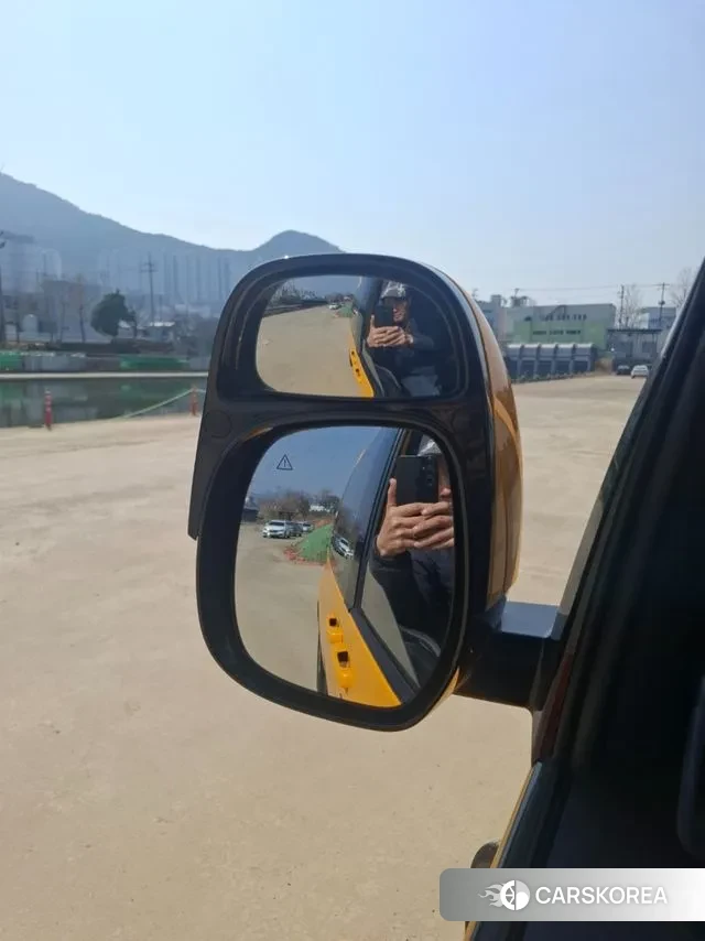 Hyundai Staria 2023 Желтый из Кореи, фото 2