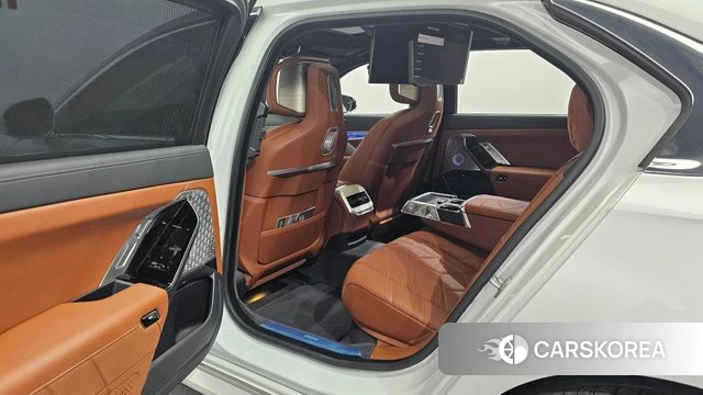 BMW 7 Series (G70) 2023 Белый из Кореи, фото 2