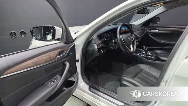 BMW 5 Series (G30) 2019 Белый из Кореи, фото 2