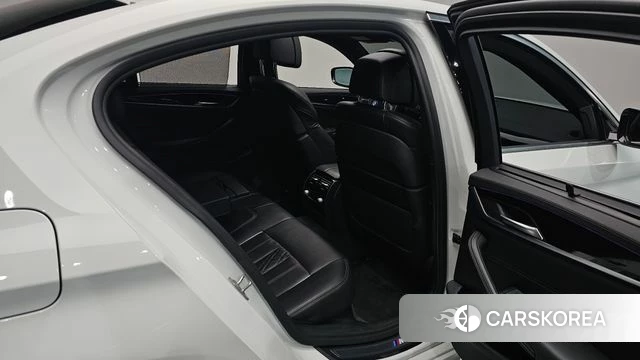BMW 5 Series (G30) 2018 Белый из Кореи, фото 2