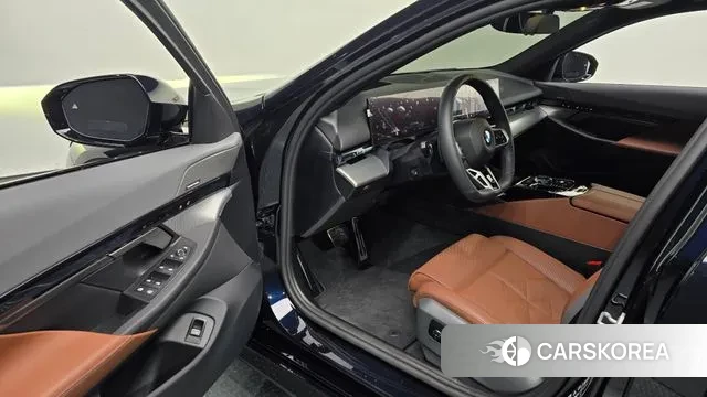 BMW 5 Series (G60) 2025 Синий из Кореи, фото 2