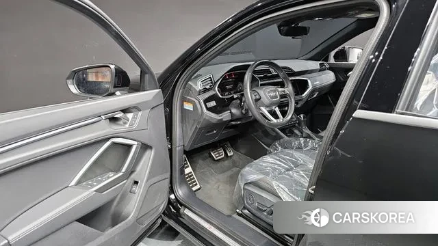 Audi Q3 (F3) 2023 Черный из Кореи, фото 2