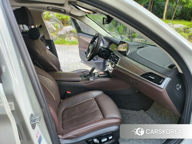 BMW 5 Series (G30) 2019 Белый из Кореи, фото 2