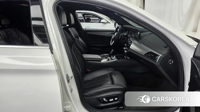 BMW 5 Series (G30) 2018 Белый из Кореи, фото 2