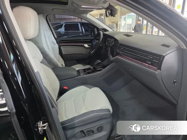 Volkswagen Touareg 3rd generation 2025 Черный из Кореи, фото 2