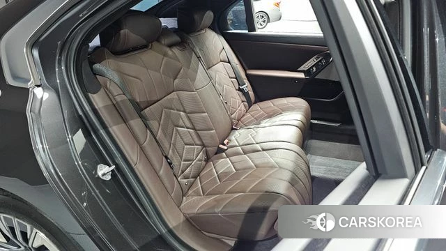 BMW 7 Series (G70) 2023 Серый из Кореи, фото 2