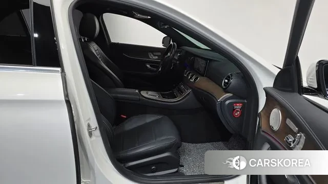 Mercedes-Benz E-Class W213 2021 Белый из Кореи, фото 2