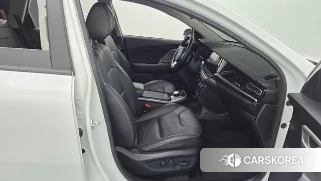 Kia Niro Plus 2022 Белый из Кореи, фото 2