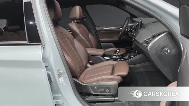 BMW X3 (G01) 2024 Светло-серебряный цвет из Кореи, фото 2