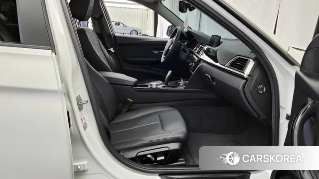 BMW 3 Series (F30) 2018 Белый из Кореи, фото 2