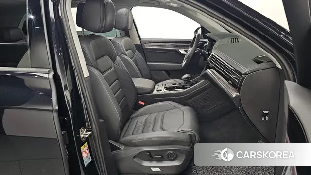 Volkswagen Touareg 3rd generation 2020 Черный из Кореи, фото 2