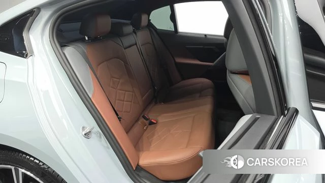 BMW 5 Series (G60) 2025 Светло-серебряный цвет из Кореи, фото 2