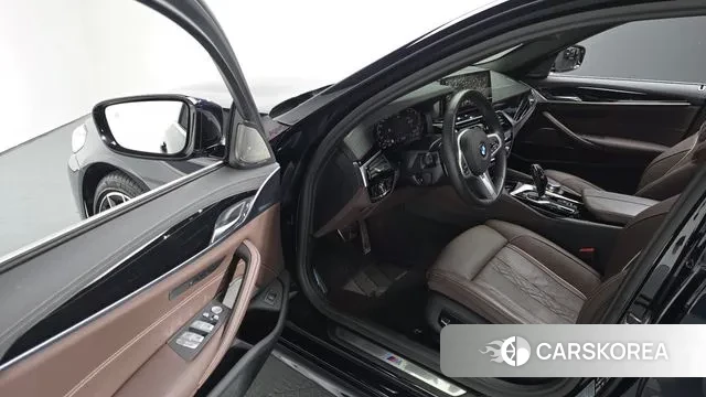 BMW 5 Series (G30) 2022 Черный из Кореи, фото 2