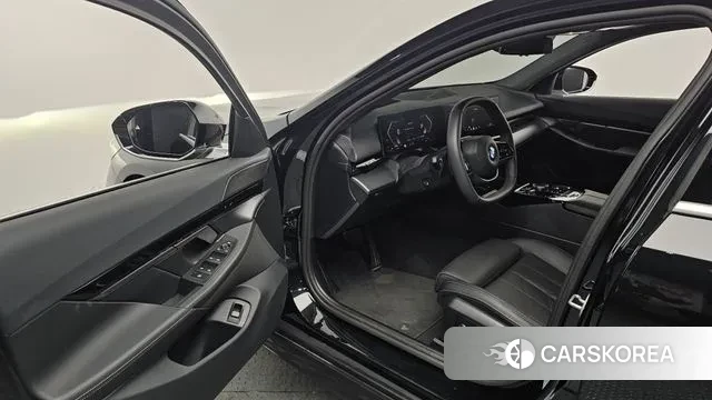 BMW 5 Series (G60) 2023 Черный из Кореи, фото 2