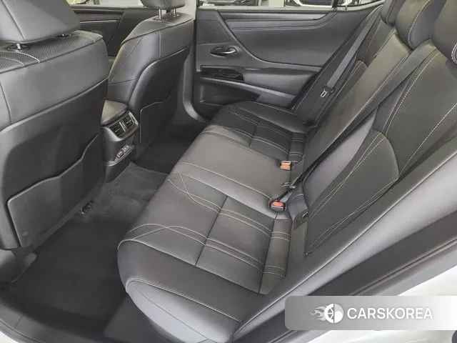 Lexus ES300h 7th generation 2024 Белый из Кореи, фото 2