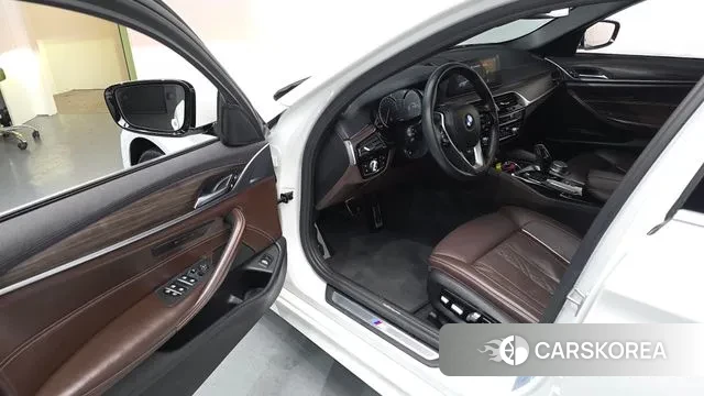 BMW 5 Series (G30) 2018 Белый из Кореи, фото 2