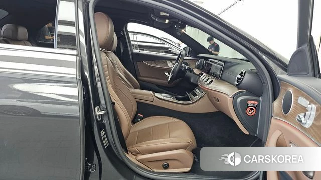 Mercedes-Benz E-Class W213 2023 Черный из Кореи, фото 2