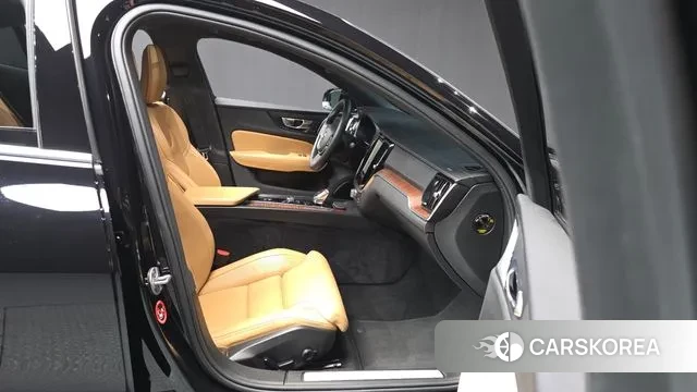 Volvo S60 3rd generation 2022 Черный из Кореи, фото 2