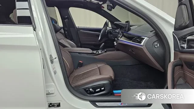 BMW 5 Series (G30) 2023 Белый из Кореи, фото 2