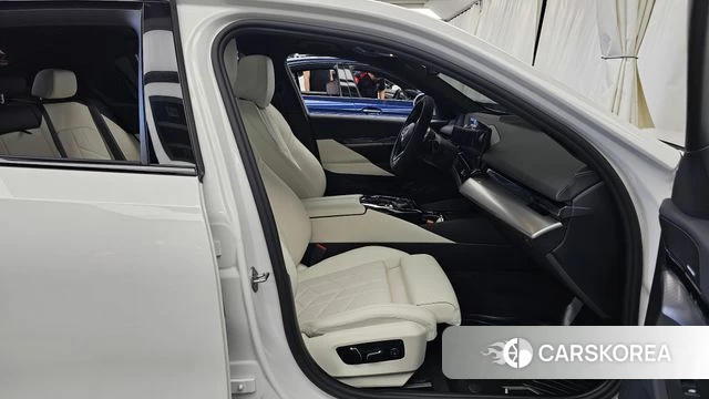 BMW 5 Series (G60) 2025 Белый из Кореи, фото 2