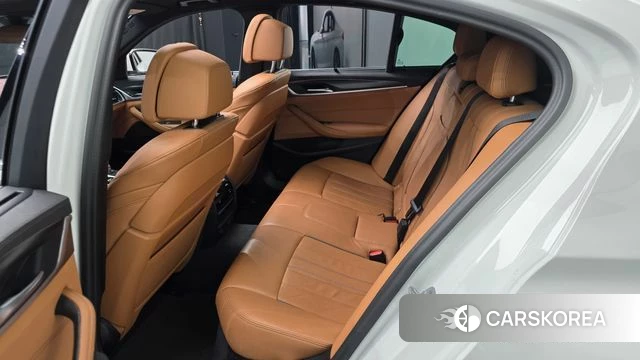 BMW 5 Series (G30) 2023 Белый из Кореи, фото 2
