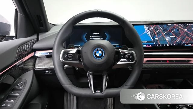 BMW 5 Series (G60) 2025 Серебристо-серый из Кореи, фото 2