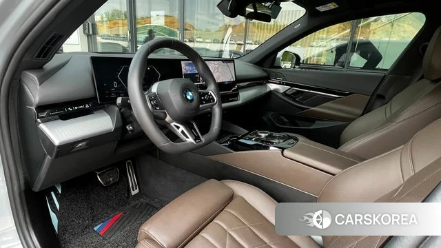 BMW 5 Series (G60) 2024 Светло-серебряный цвет из Кореи, фото 2