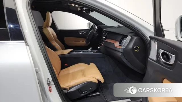 Volvo XC60 second Generation 2023 Белый из Кореи, фото 2