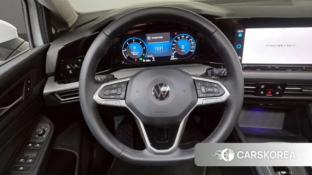 Volkswagen Golf 8th Generation 2022 Белый из Кореи, фото 2