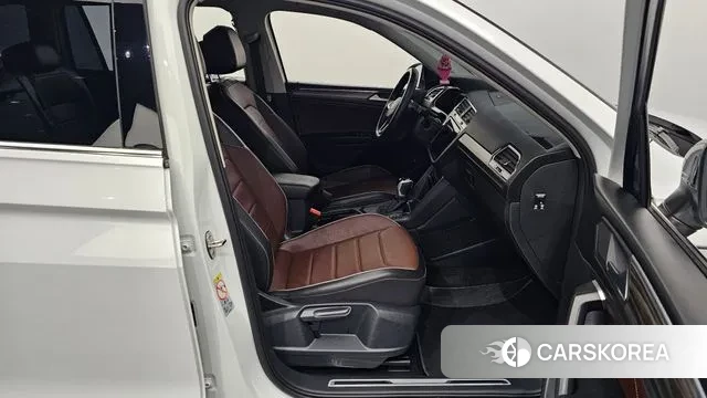 Volkswagen Tiguan Allspace 2024 Белый из Кореи, фото 2