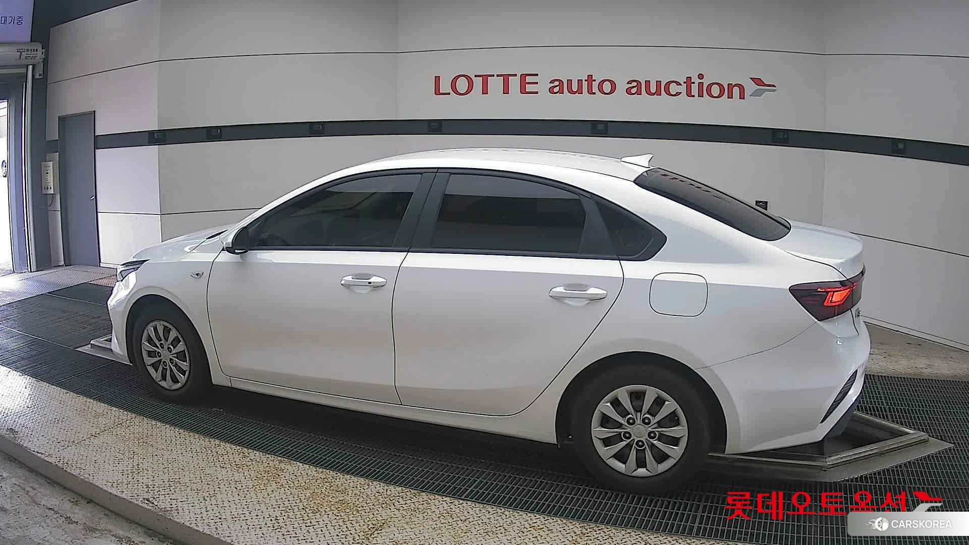 Kia K3 2022 Snow White Pearl из Кореи, фото 2