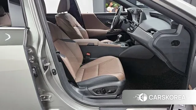 Lexus ES300h 7th generation 2023 Серебристо-серый из Кореи, фото 2