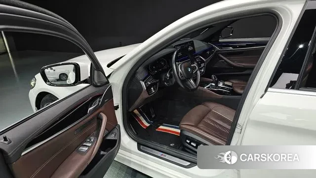 BMW 5 Series (G30) 2022 Белый из Кореи, фото 2