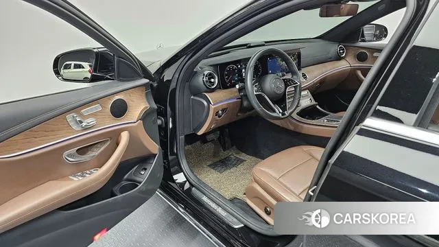 Mercedes-Benz E-Class W213 2023 Черный из Кореи, фото 2